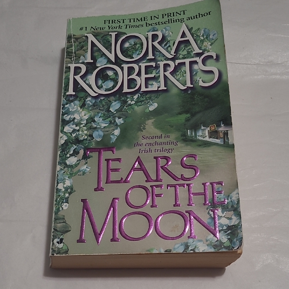 3/$5 Or 6/$10❤️Tears of the Moon by Nora Roberts